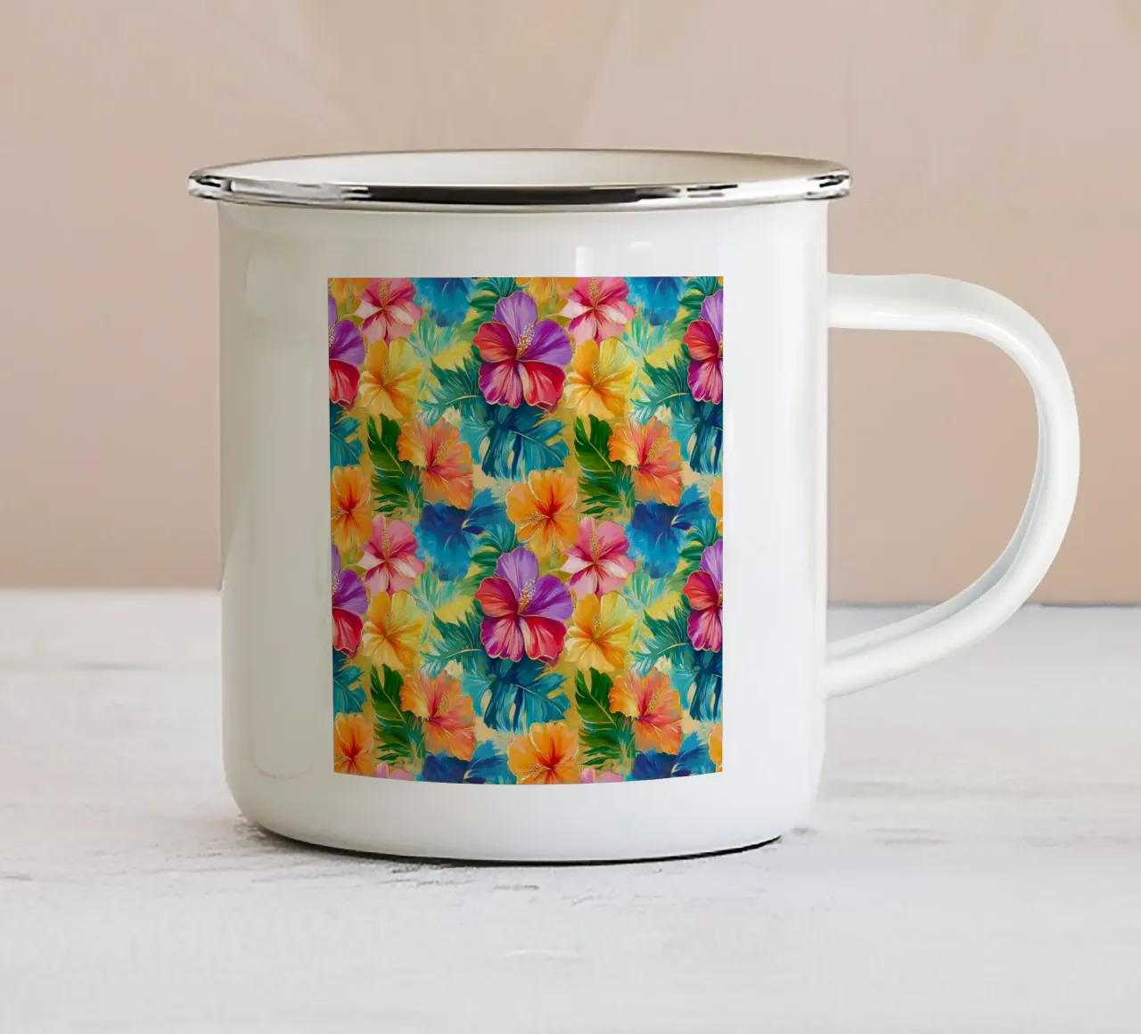 Fiori hawaiani dorati tazza in smalto da Botanical Pattern House