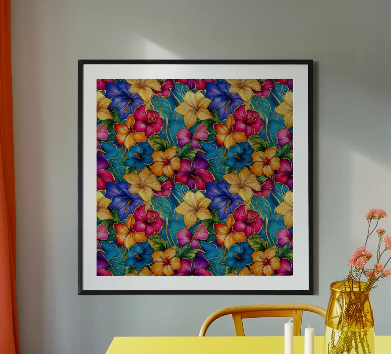 Fiori hawaiani dorati poster con telaio in legno da Botanical Pattern House