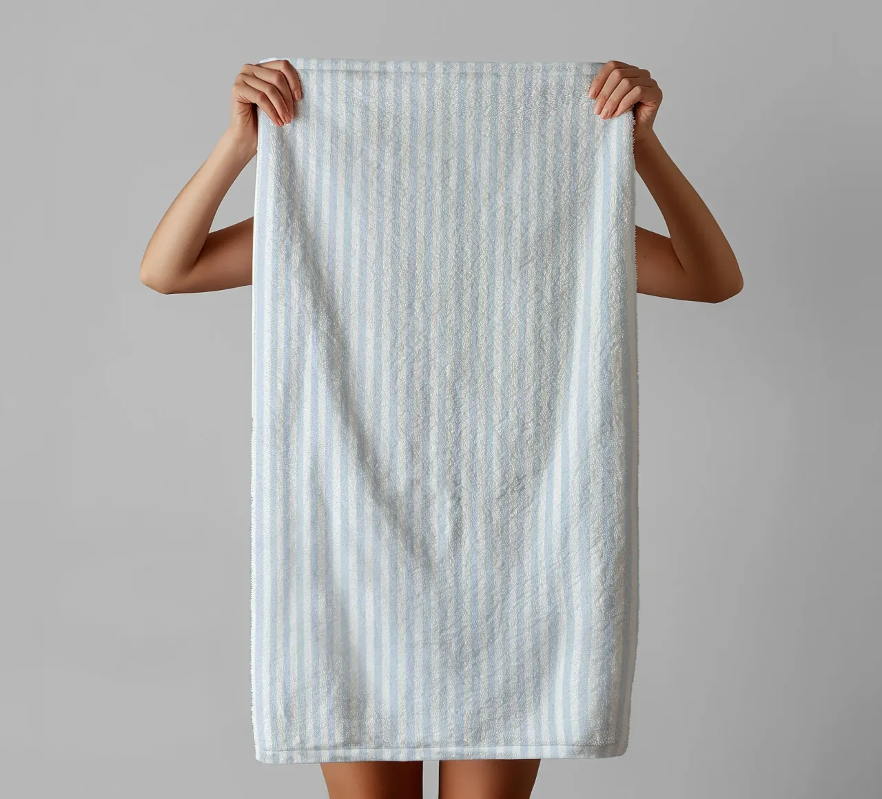 Vertical Light Blue Stripes no. 2 asciugamano da bagno da apoloprints