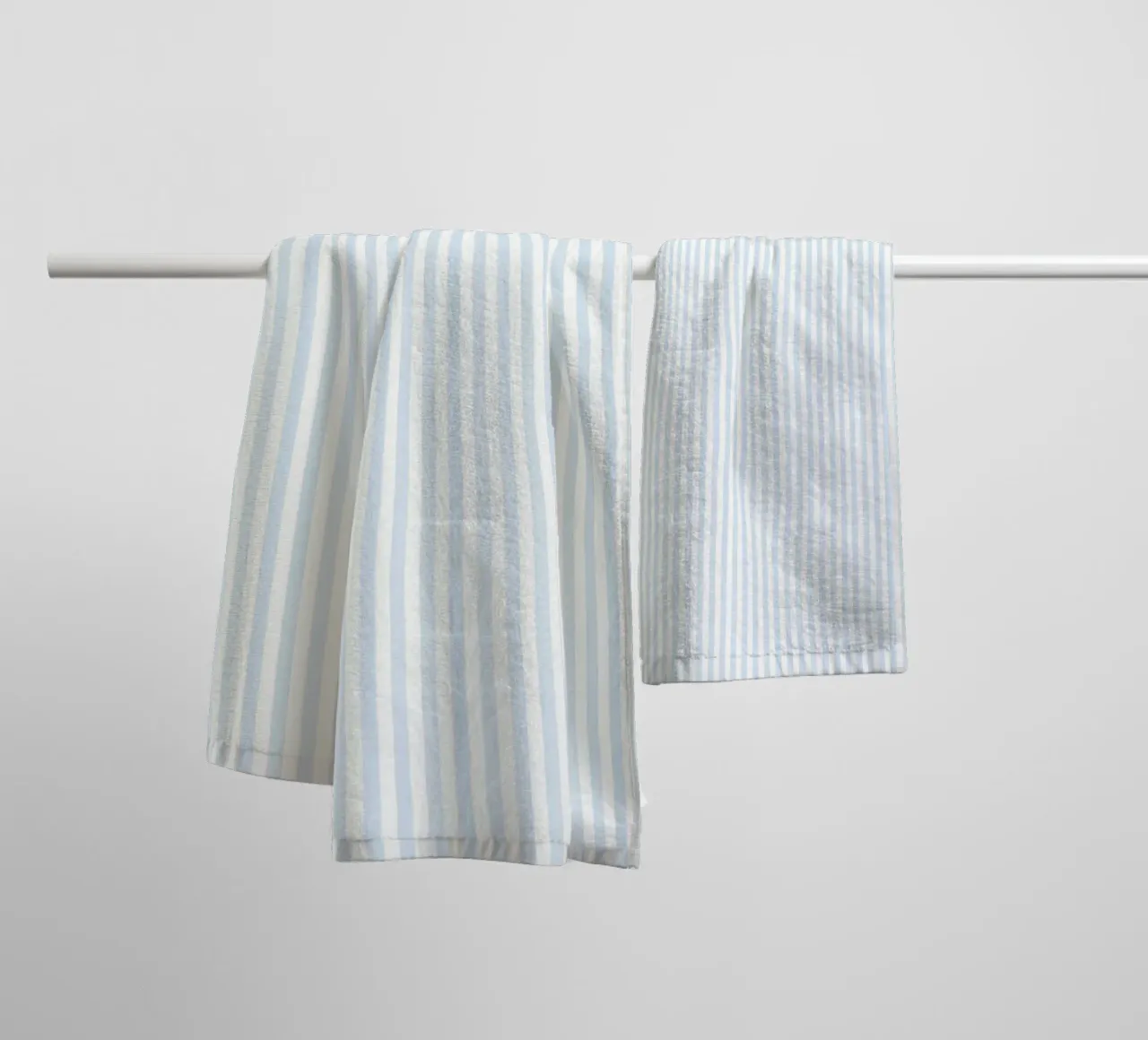 Vertical Light Blue Stripes no. 2 asciugamano da bagno da apoloprints