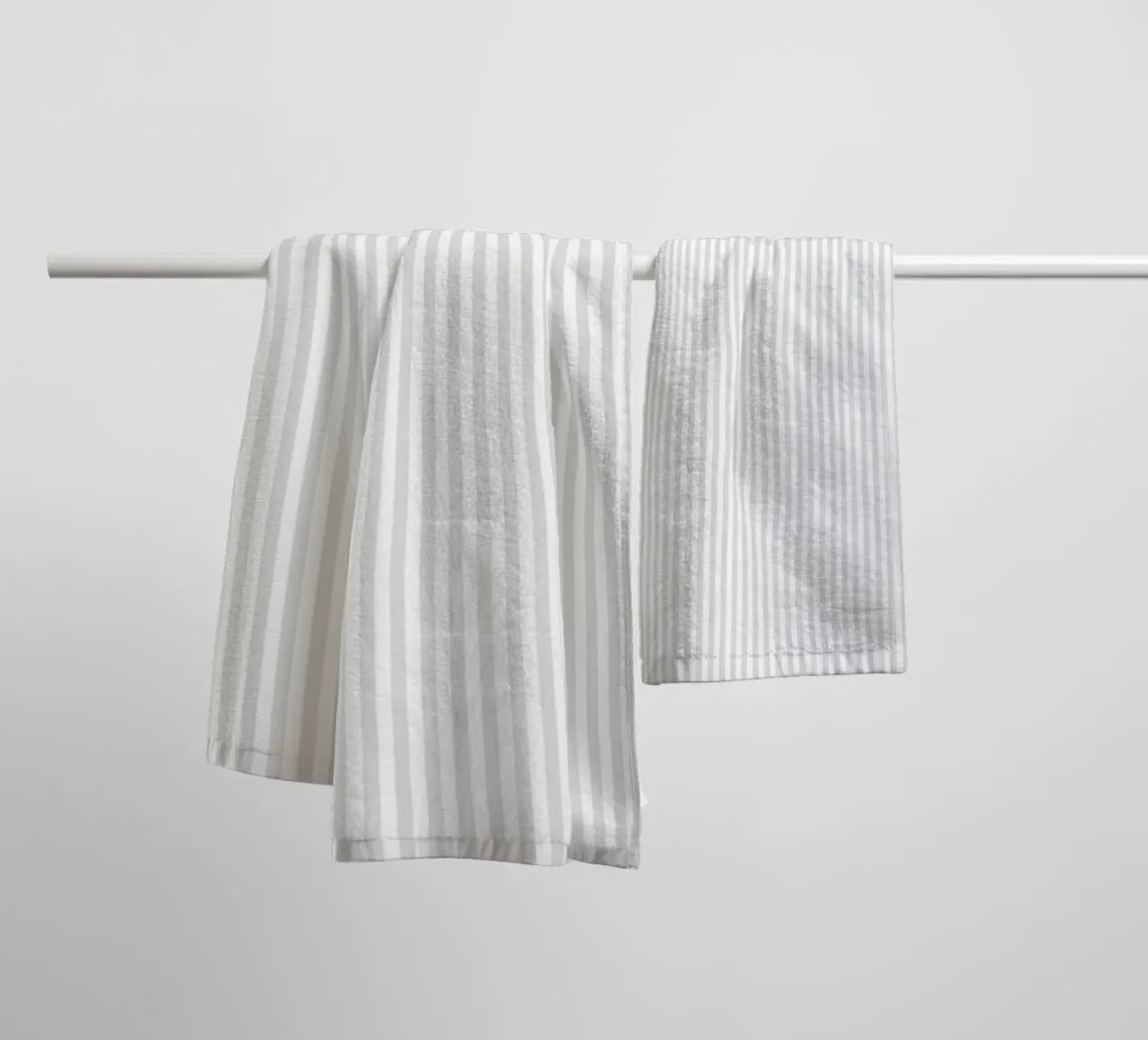 Vertical Light Gray Stripes asciugamano da bagno da apoloprints