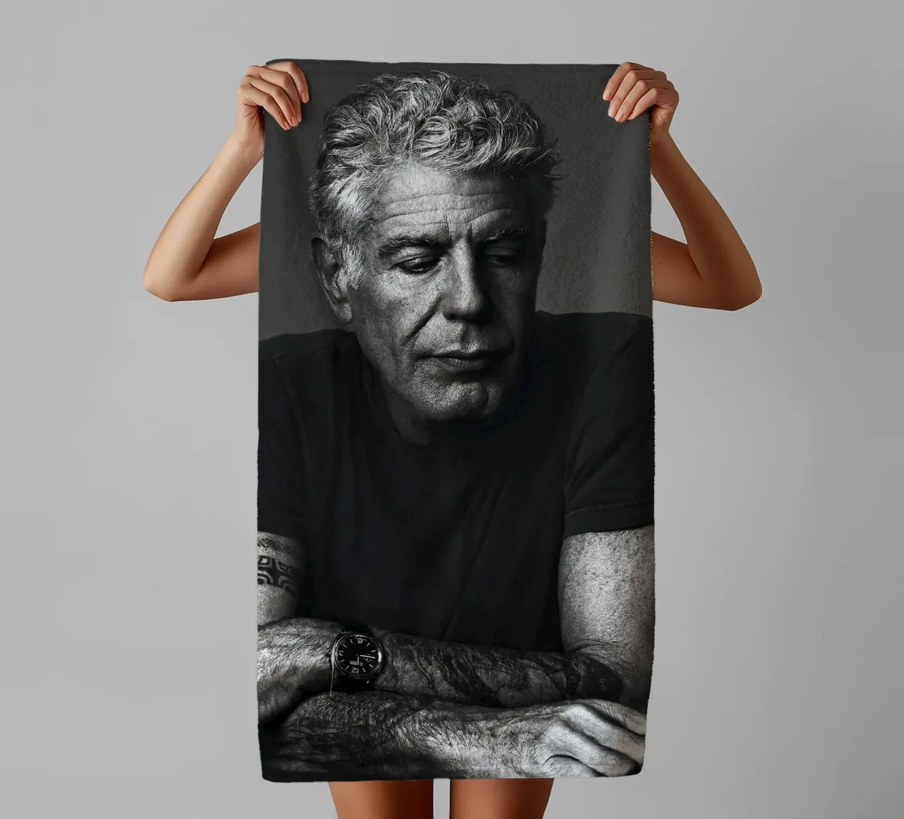 Anthony Bourdain Rilassati e rinfrescati asciugamano da bagno da Beth Pop Culture