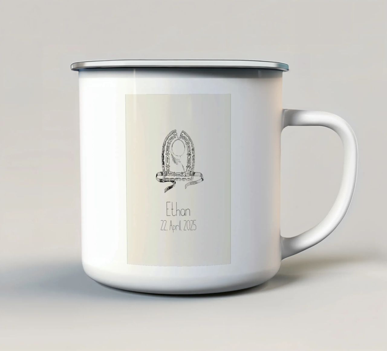 bavaglino vintage per bambino con data di nascita e nome in nero ed ecru tazza in smalto da Art by Susana Miranda ilustración