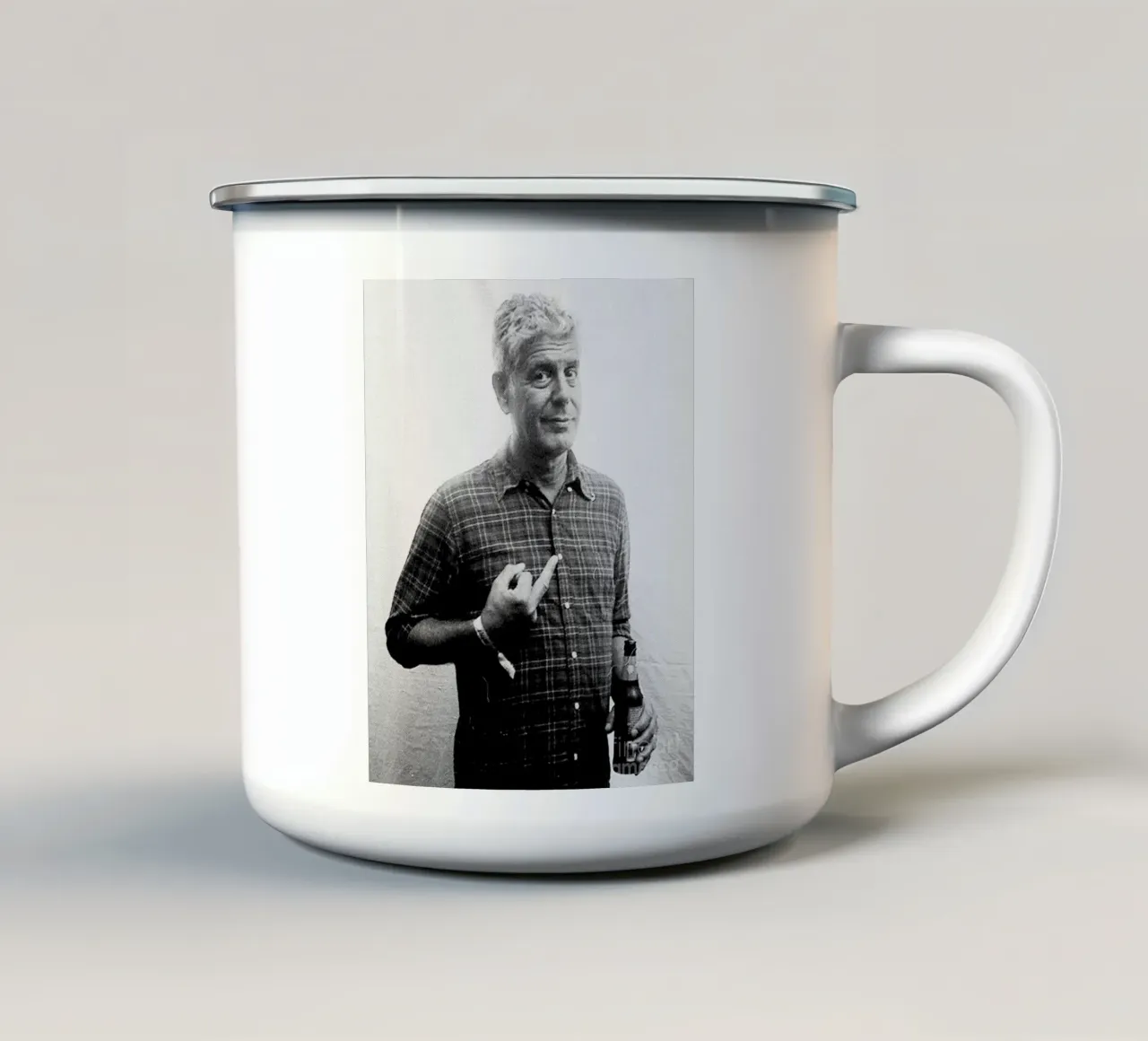 Anthony Bourdain, il dito medio e la birra tazza in smalto da Beth Pop Culture