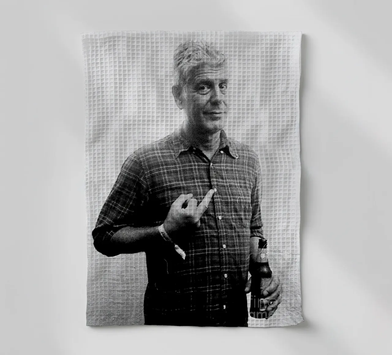 Anthony Bourdain fait un doigt d'honneur et boit de la bière torchon de Beth Pop Culture