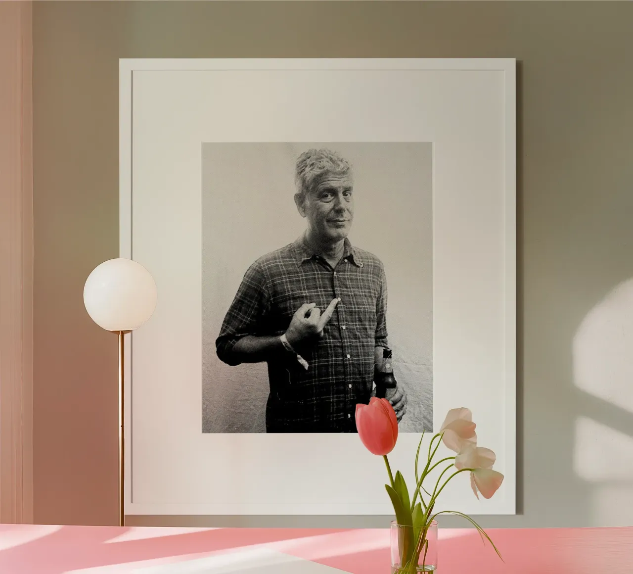 Anthony Bourdain, il dito medio e la birra poster con telaio in plastica da Beth Pop Culture