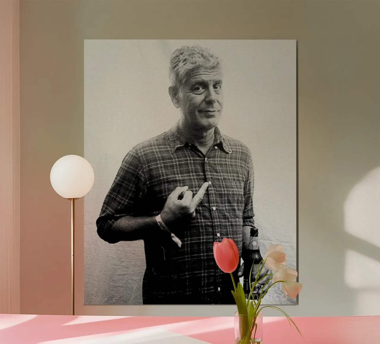 Anthony Bourdain, il dito medio e la birra poster con telaio in plastica da Beth Pop Culture