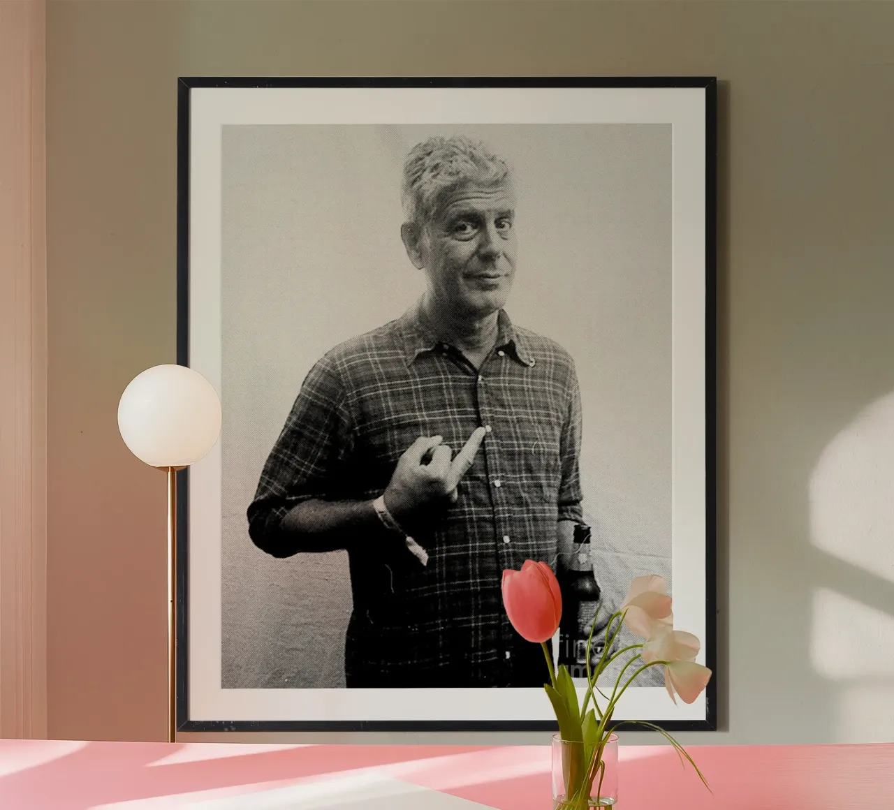 Anthony Bourdain, il dito medio e la birra poster con telaio in plastica da Beth Pop Culture