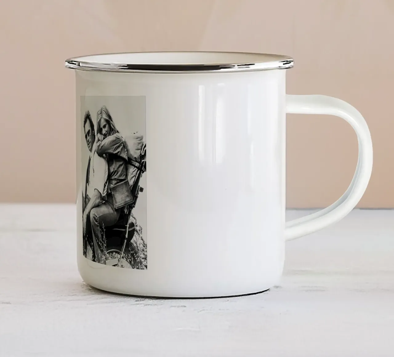 Classico di Clint Eastwood e Sondra Locke tazza in smalto da Beth Pop Culture