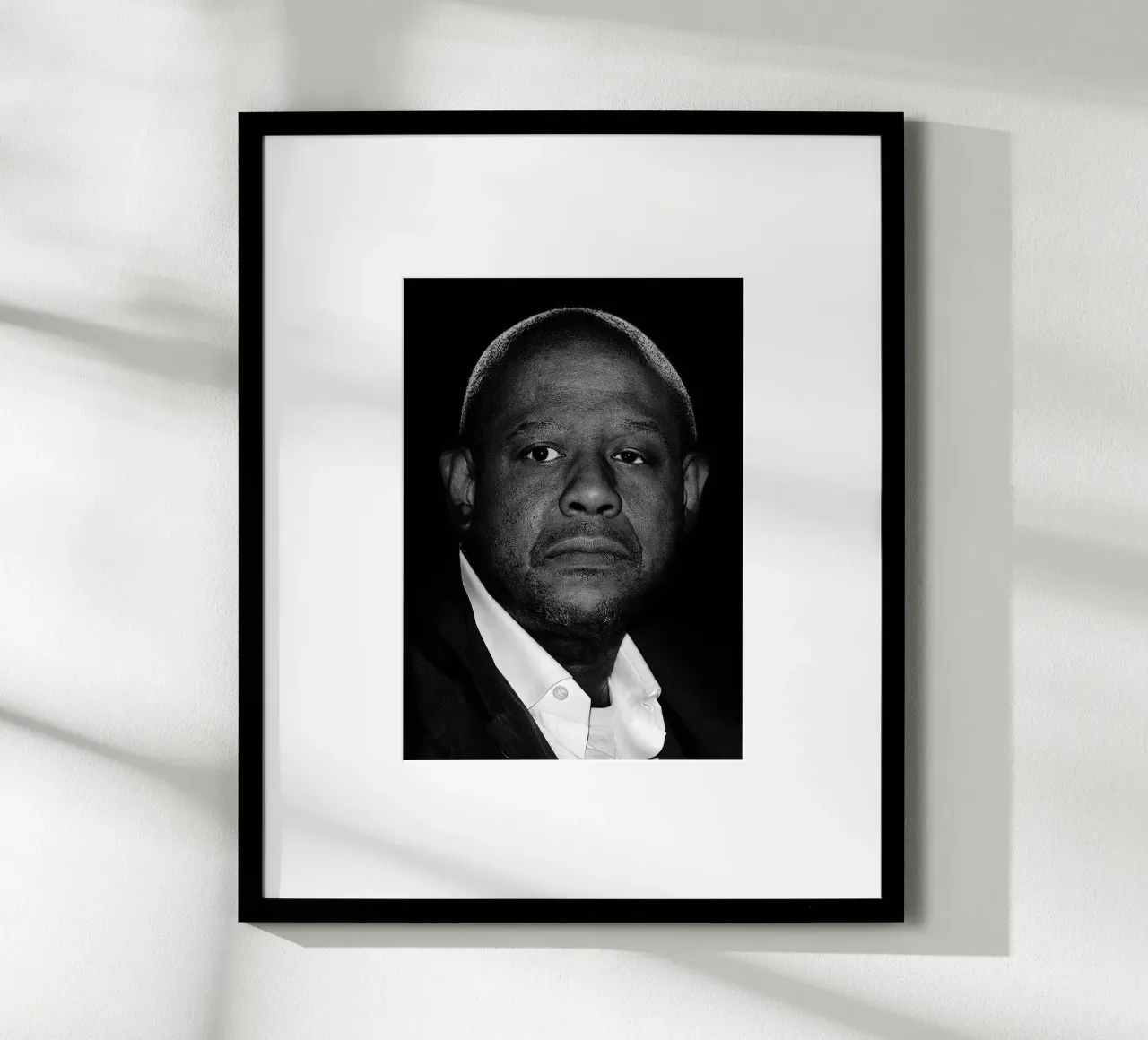 Ritratto di Forest Whitaker poster con telaio in plastica da Beth Pop Culture