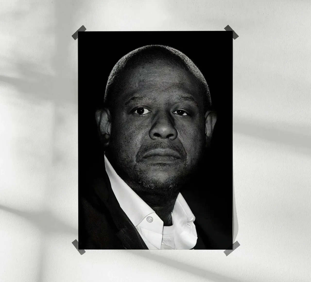 Ritratto di Forest Whitaker poster con telaio in plastica da Beth Pop Culture