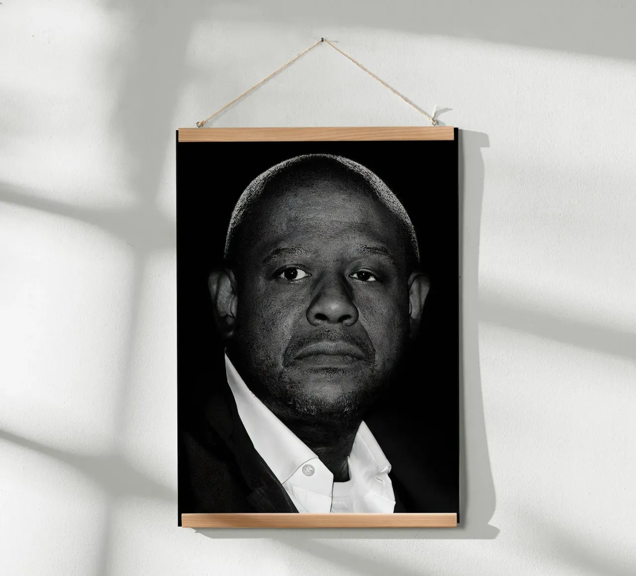 Ritratto di Forest Whitaker poster con telaio in plastica da Beth Pop Culture
