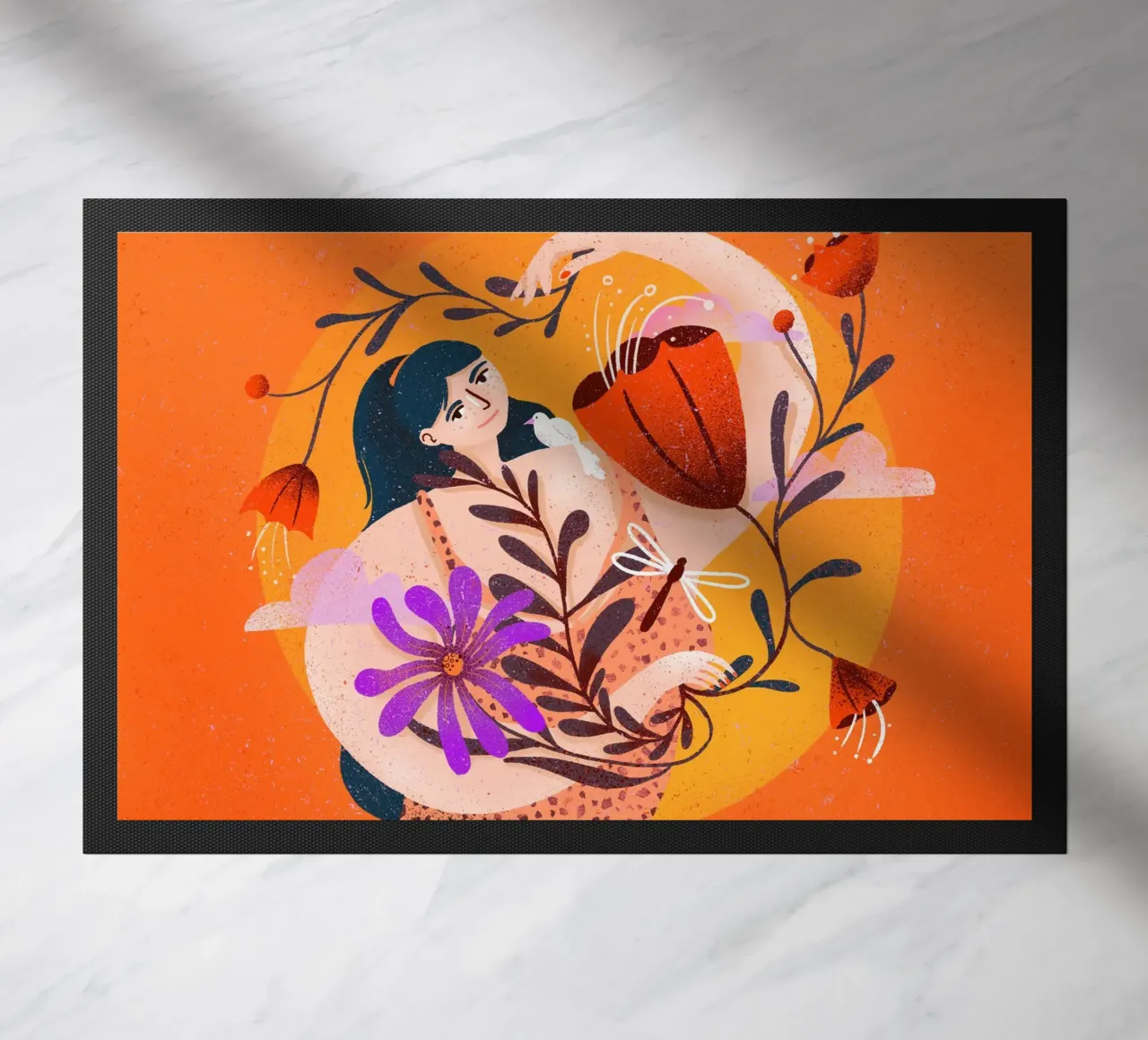 Femme joyeuse avec des fleurs devant le soleil paillasson de Bold & Beautiful