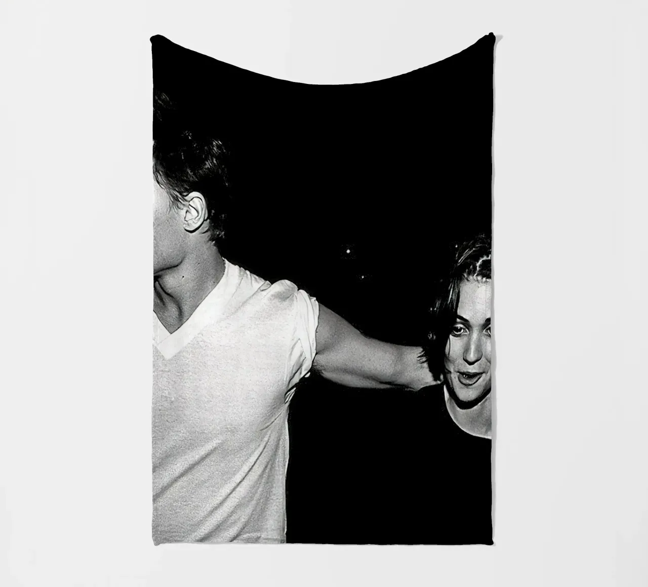 Johnny Depp e Winona Ryder in un classico coperta in pile da Beth Pop Culture
