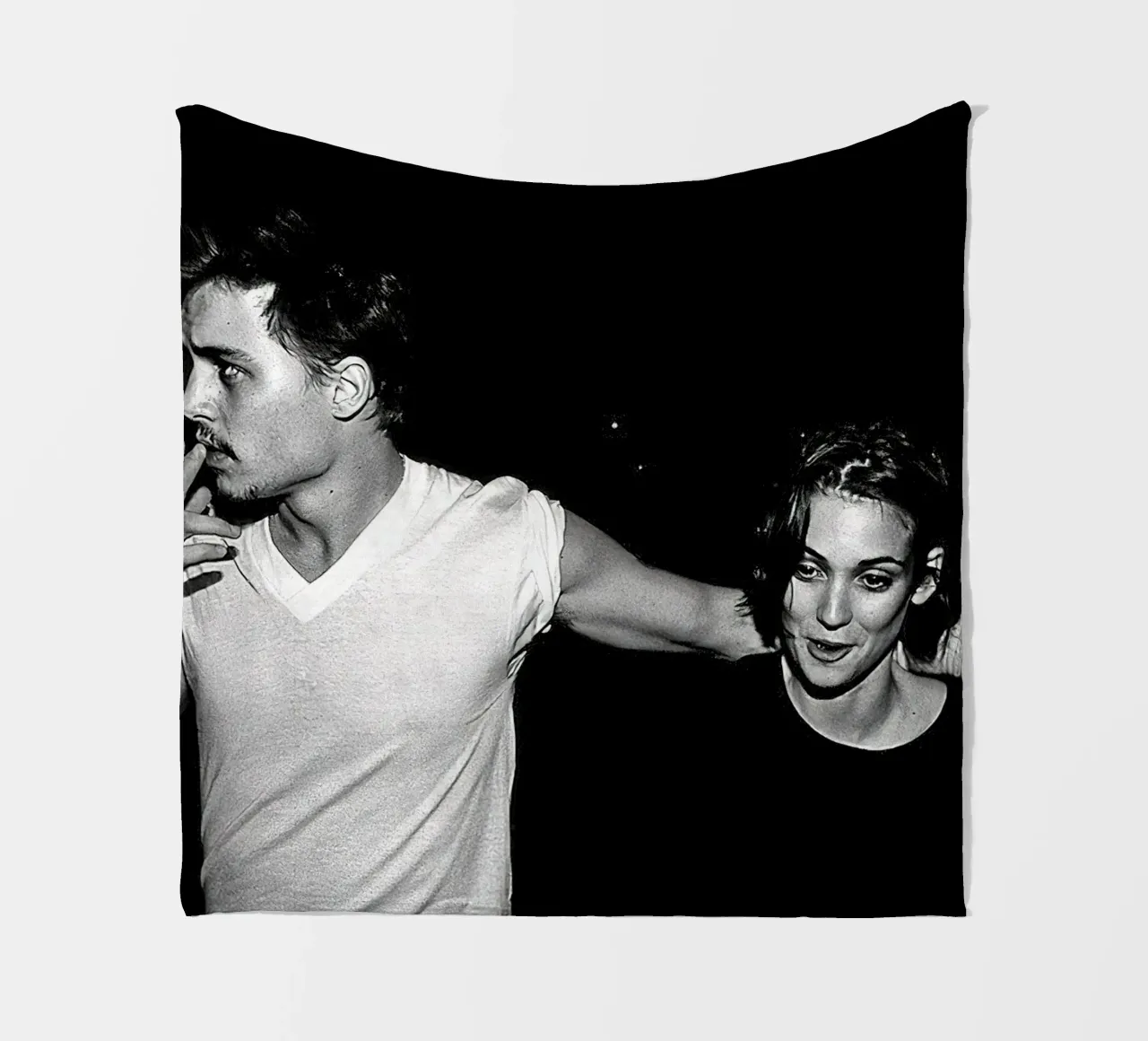 Johnny Depp e Winona Ryder in un classico coperta in pile da Beth Pop Culture
