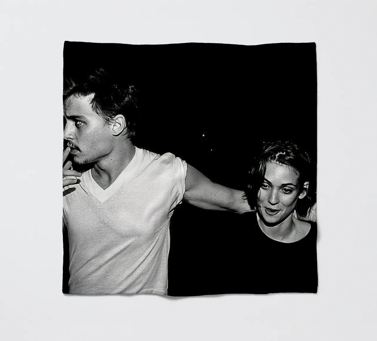 Johnny Depp e Winona Ryder in un classico coperta in pile da Beth Pop Culture
