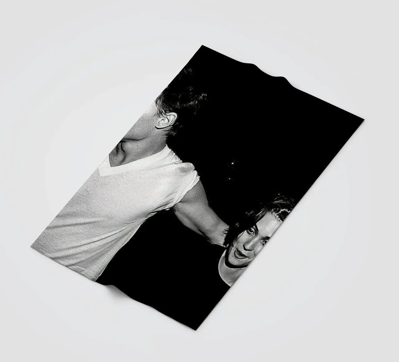 Johnny Depp e Winona Ryder in un classico coperta in pile da Beth Pop Culture