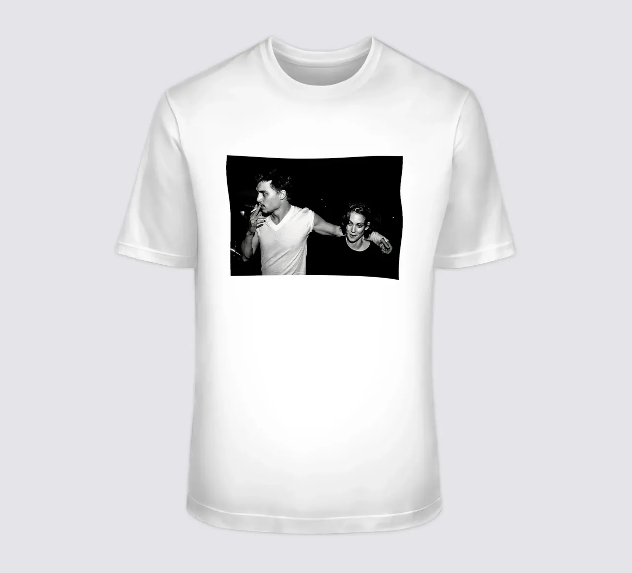 Johnny Depp e Winona Ryder in un classico t-shirt da Beth Pop Culture