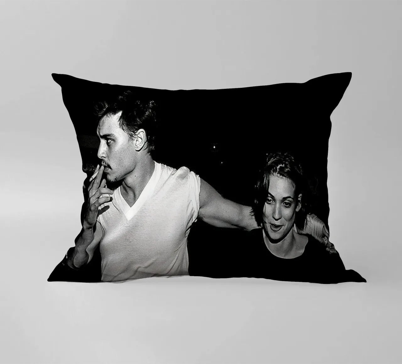 Johnny Depp e Winona Ryder in un classico cuscino da Beth Pop Culture