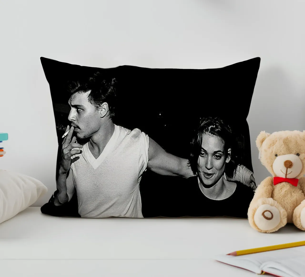 Johnny Depp e Winona Ryder in un classico cuscino da Beth Pop Culture