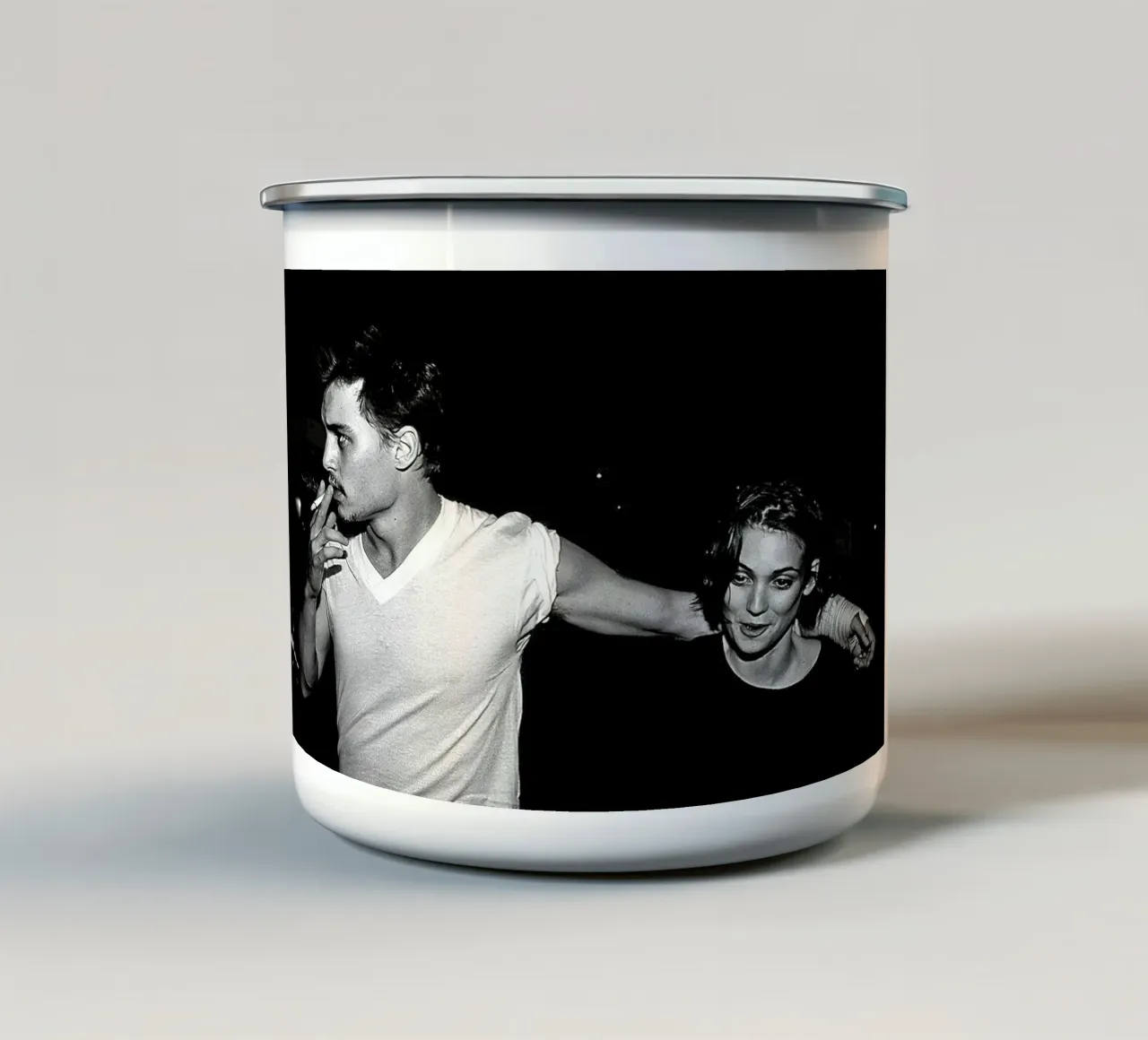 Johnny Depp e Winona Ryder in un classico tazza in smalto da Beth Pop Culture