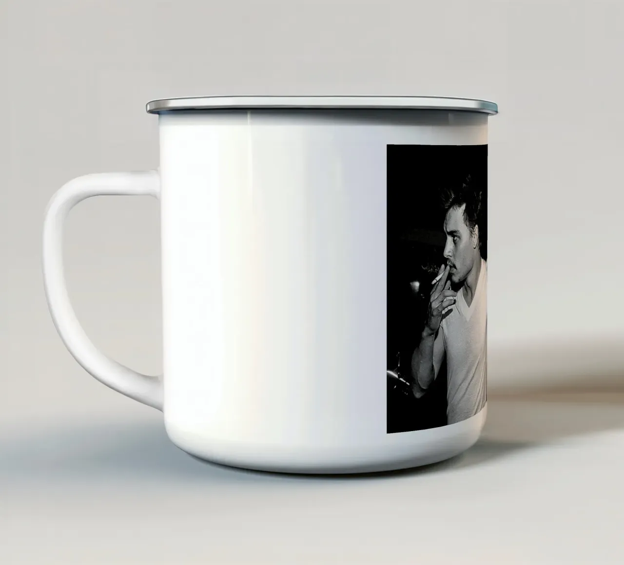 Johnny Depp e Winona Ryder in un classico tazza in smalto da Beth Pop Culture