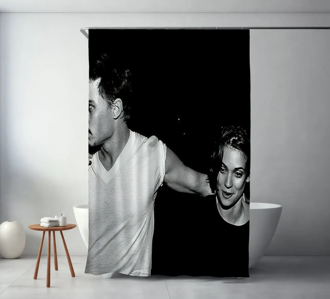 Johnny Depp e Winona Ryder in un classico tenda da doccia da Beth Pop Culture