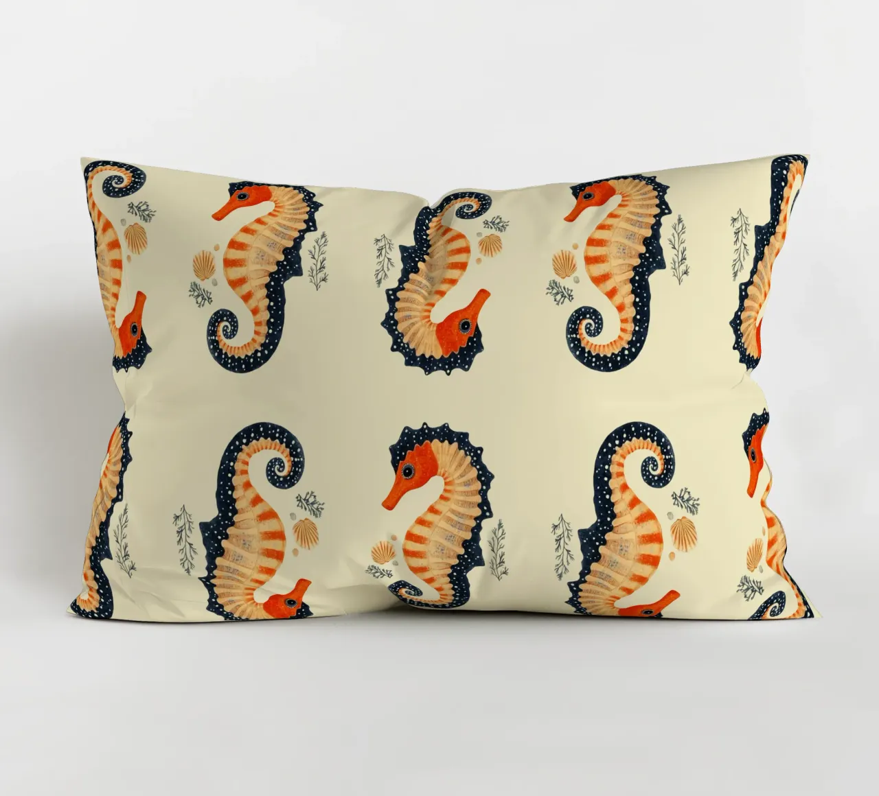 Cavalluccio marino blu-arancio cuscino da Curious Canvas