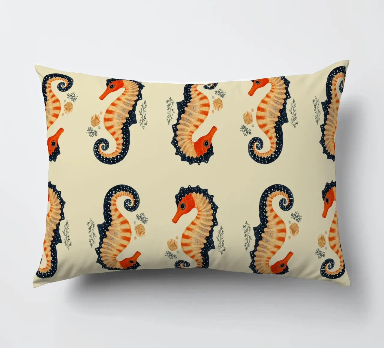 Cavalluccio marino blu-arancio cuscino da Curious Canvas