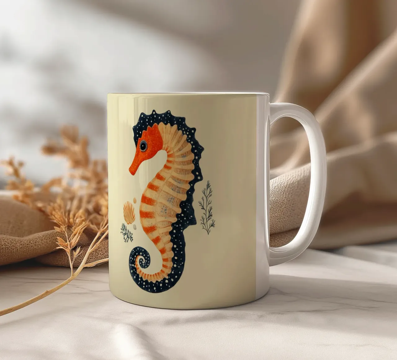 Cavalluccio marino blu-arancio tazza in ceramica da Curious Canvas