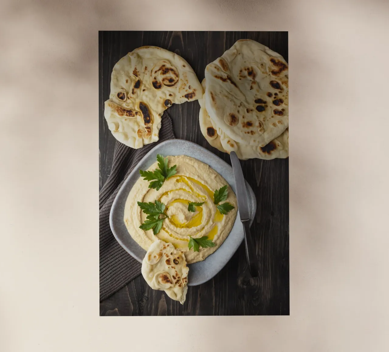 Pane Naan con Hummus pellicola backlit da foodphotolove