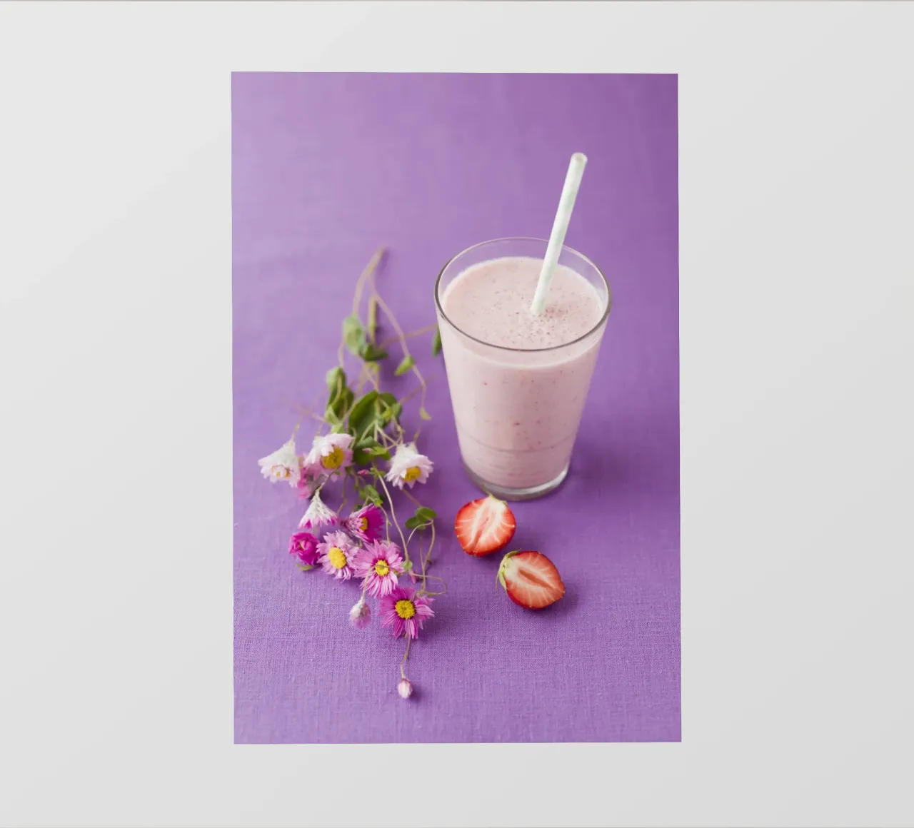Frullato di fragole con fiori pellicola backlit da foodphotolove