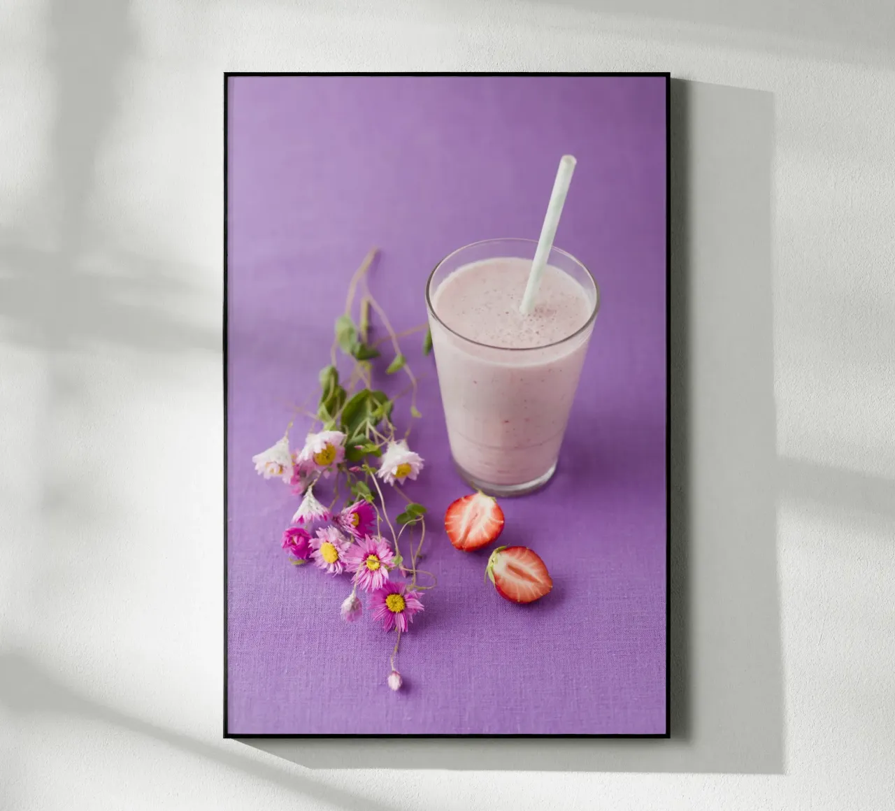 Frullato di fragole con fiori plexiglass da foodphotolove