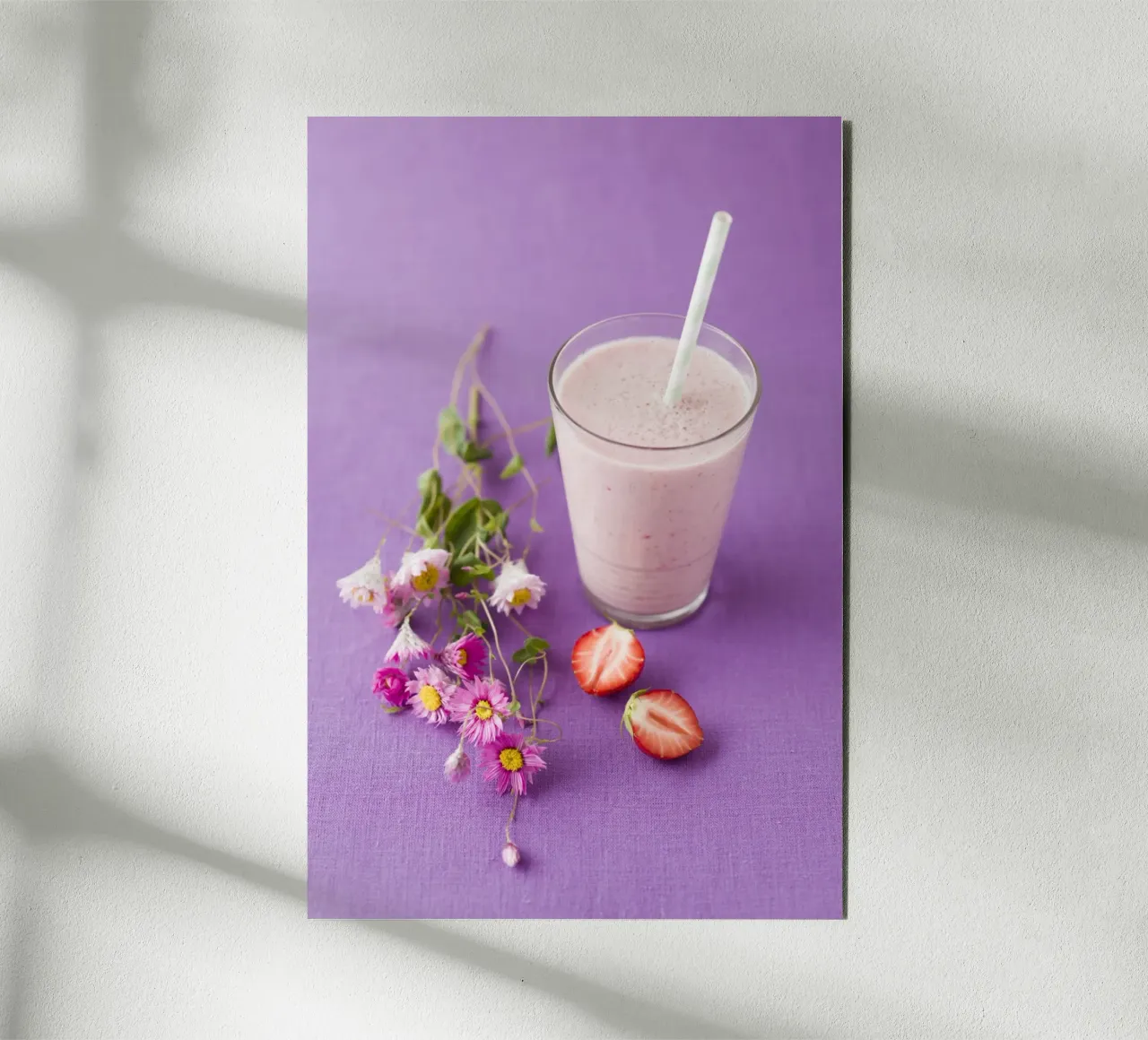 Frullato di fragole con fiori alluminio dibond da foodphotolove