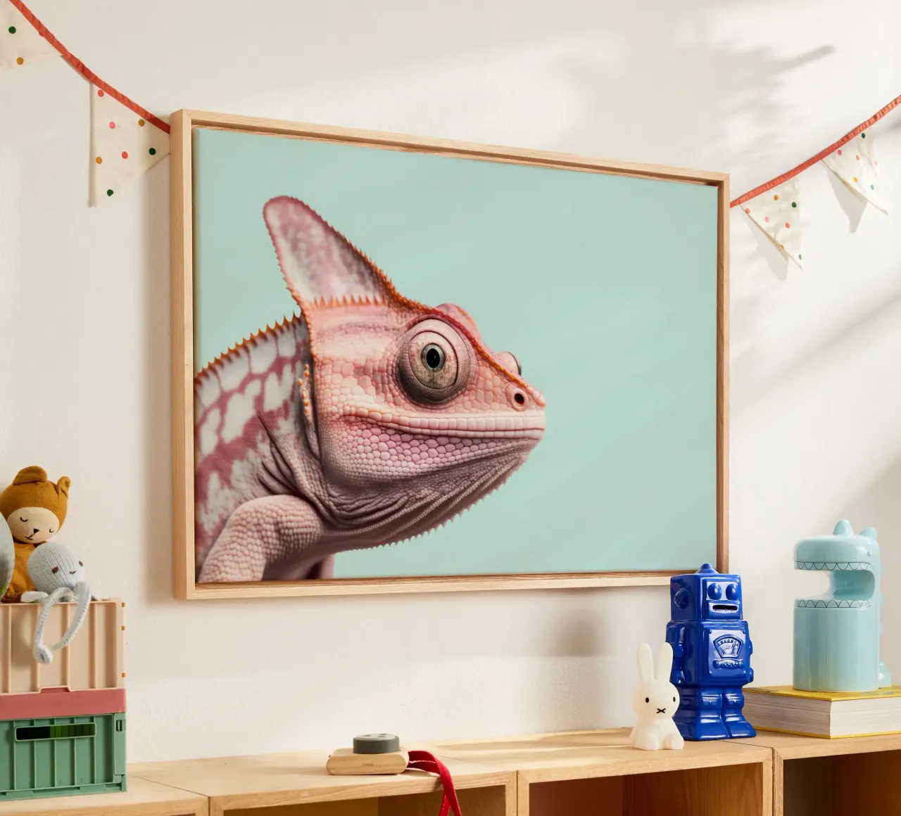 Roze kameleon op lichtblauw canvas met Baklijst van Lisa Artifexia