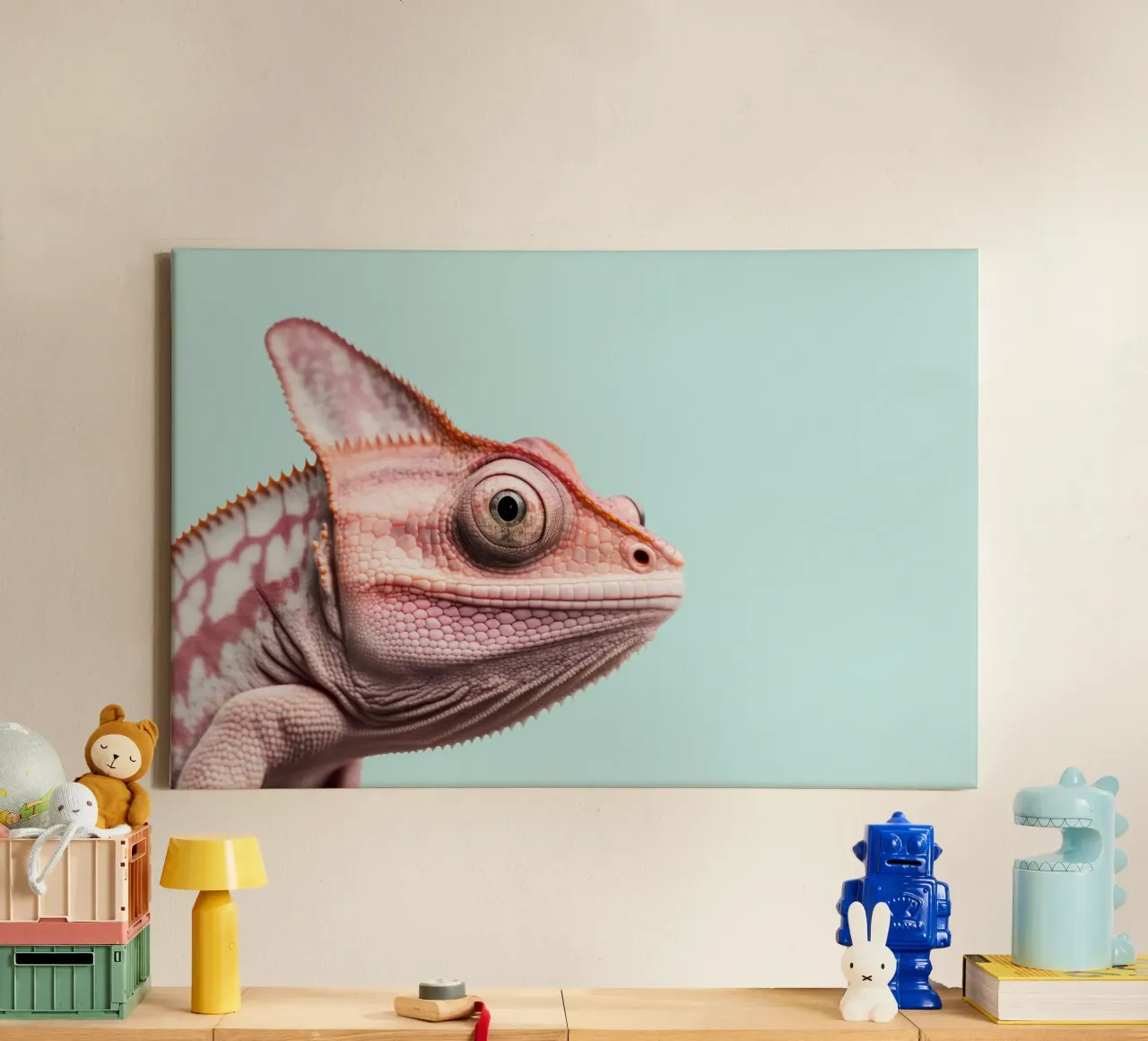 Roze kameleon op lichtblauw canvas met Baklijst van Lisa Artifexia