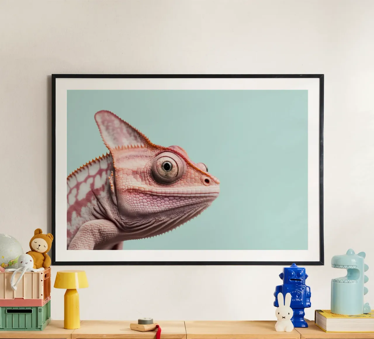 Camaleonte rosa su azzurro poster con telaio in plastica da Lisa Artifexia