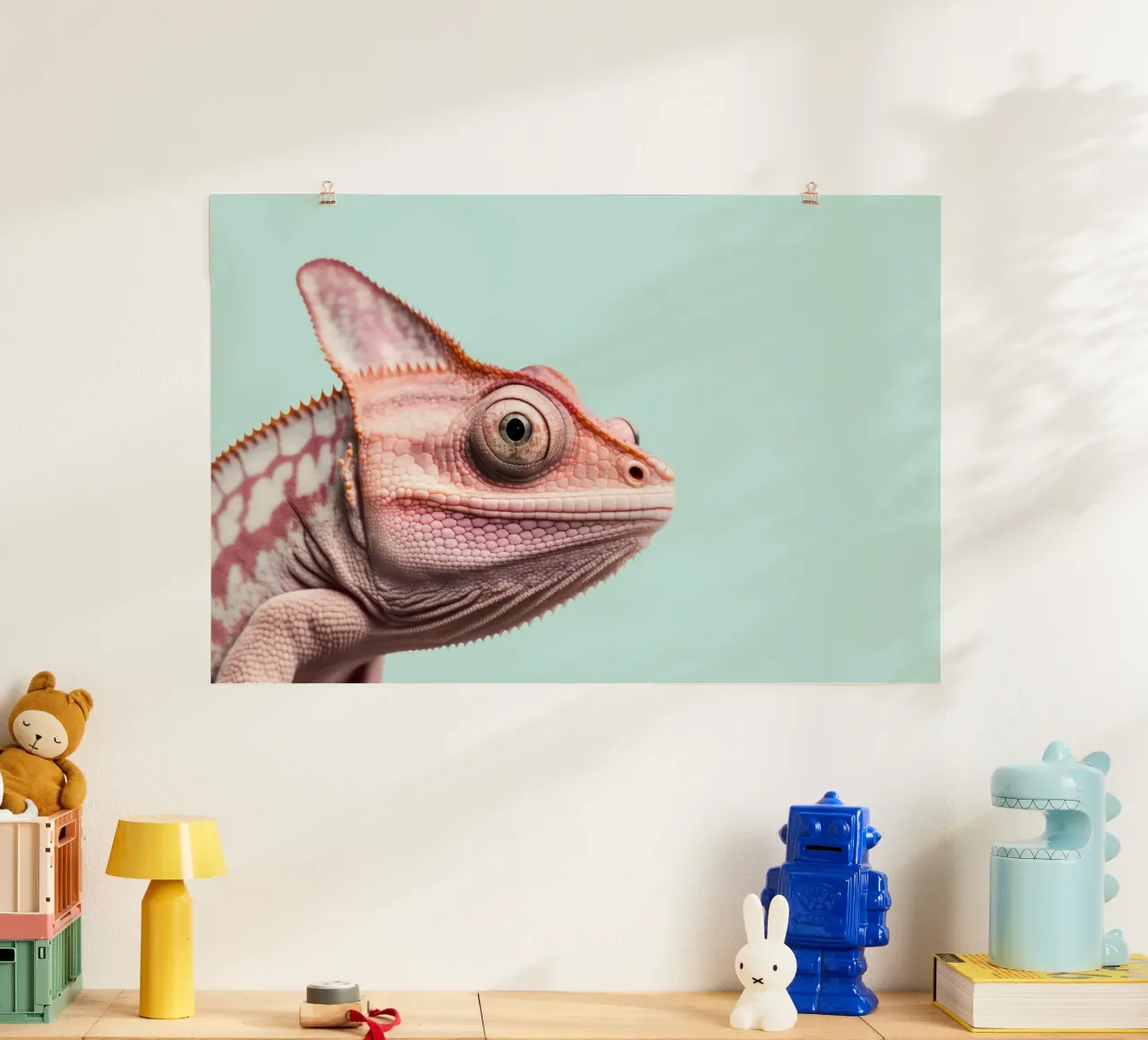 Camaleonte rosa su azzurro poster con telaio in plastica da Lisa Artifexia