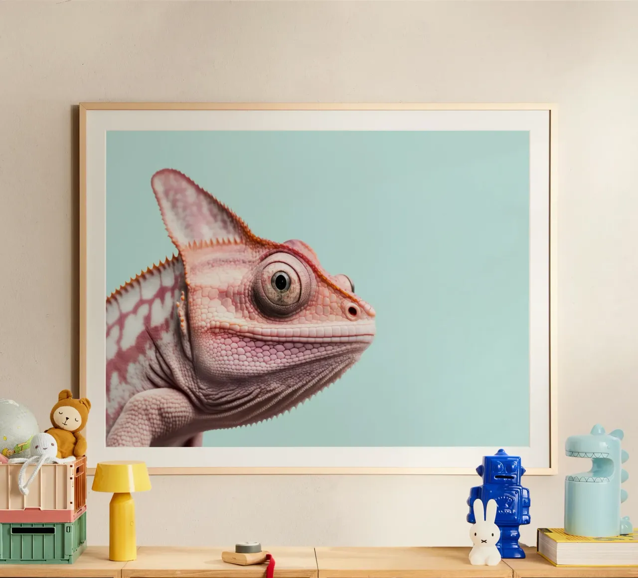 Camaleonte rosa su azzurro poster con telaio in plastica da Lisa Artifexia