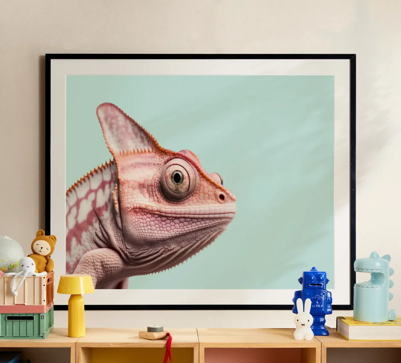 Camaleonte rosa su azzurro poster con telaio in plastica da Lisa Artifexia
