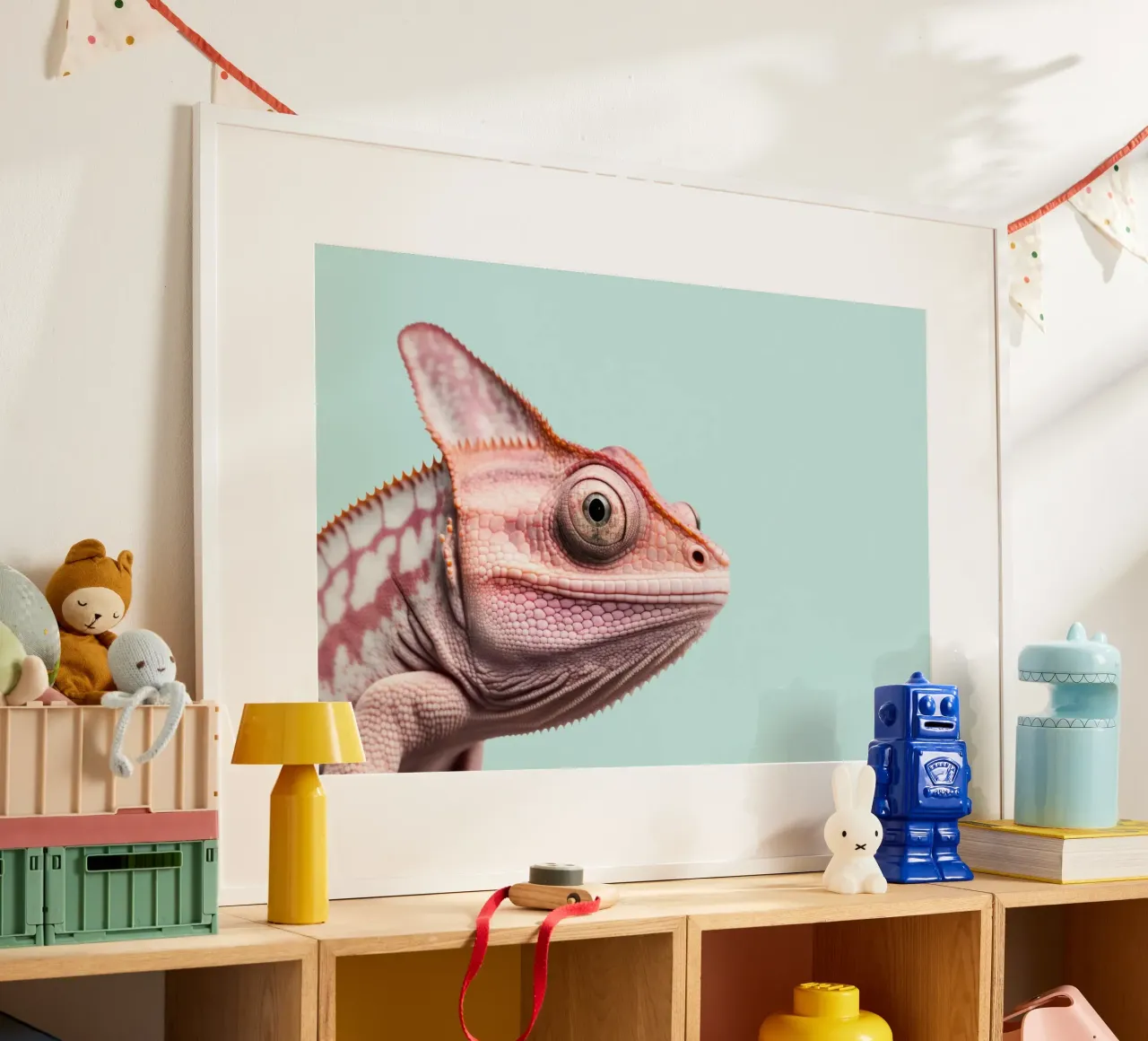 Camaleonte rosa su azzurro poster con telaio in plastica da Lisa Artifexia