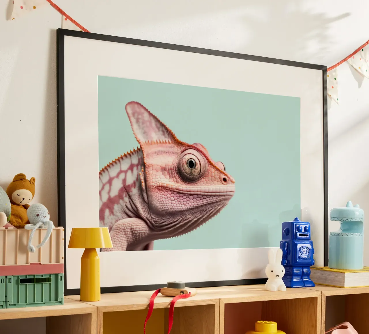 Camaleonte rosa su azzurro poster con telaio in plastica da Lisa Artifexia