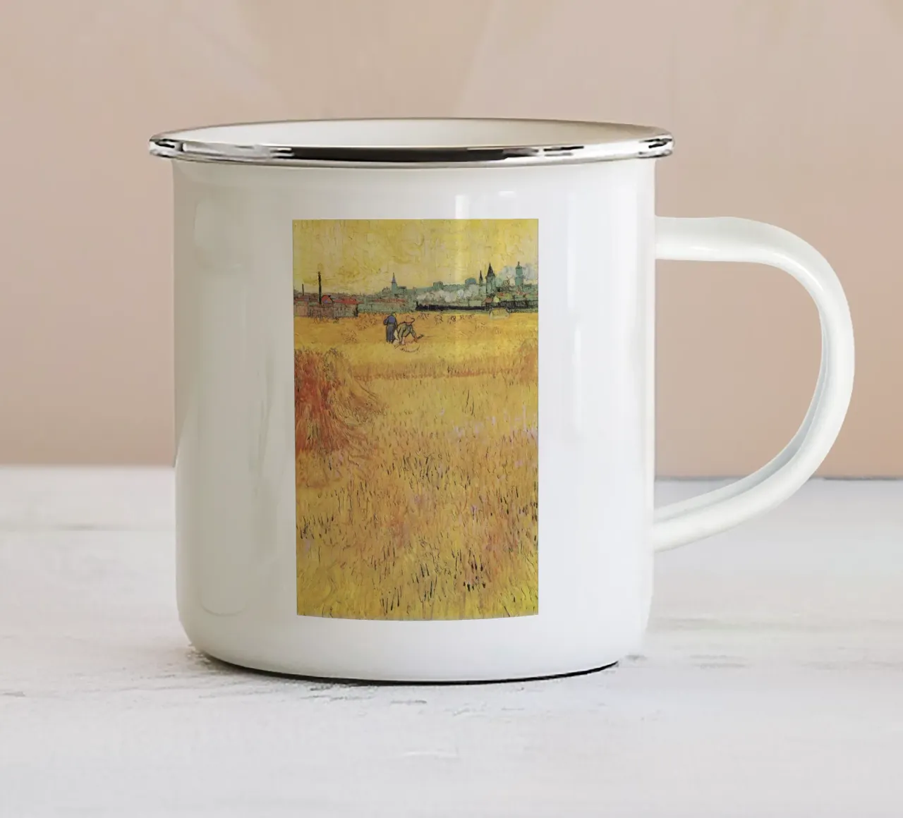 Champ de blé avec vue sur Arles de Vincent van Gogh mug en émail de Van Gogh Prints