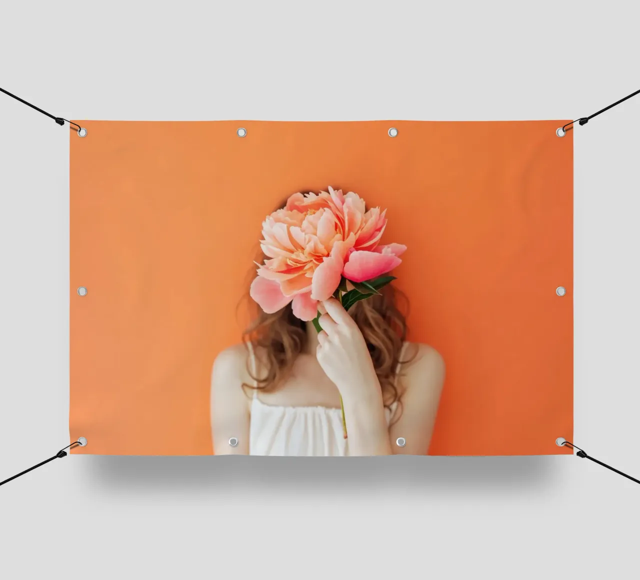 Donna con in mano un fiore di corallo telo in pvc da Lisa Artifexia