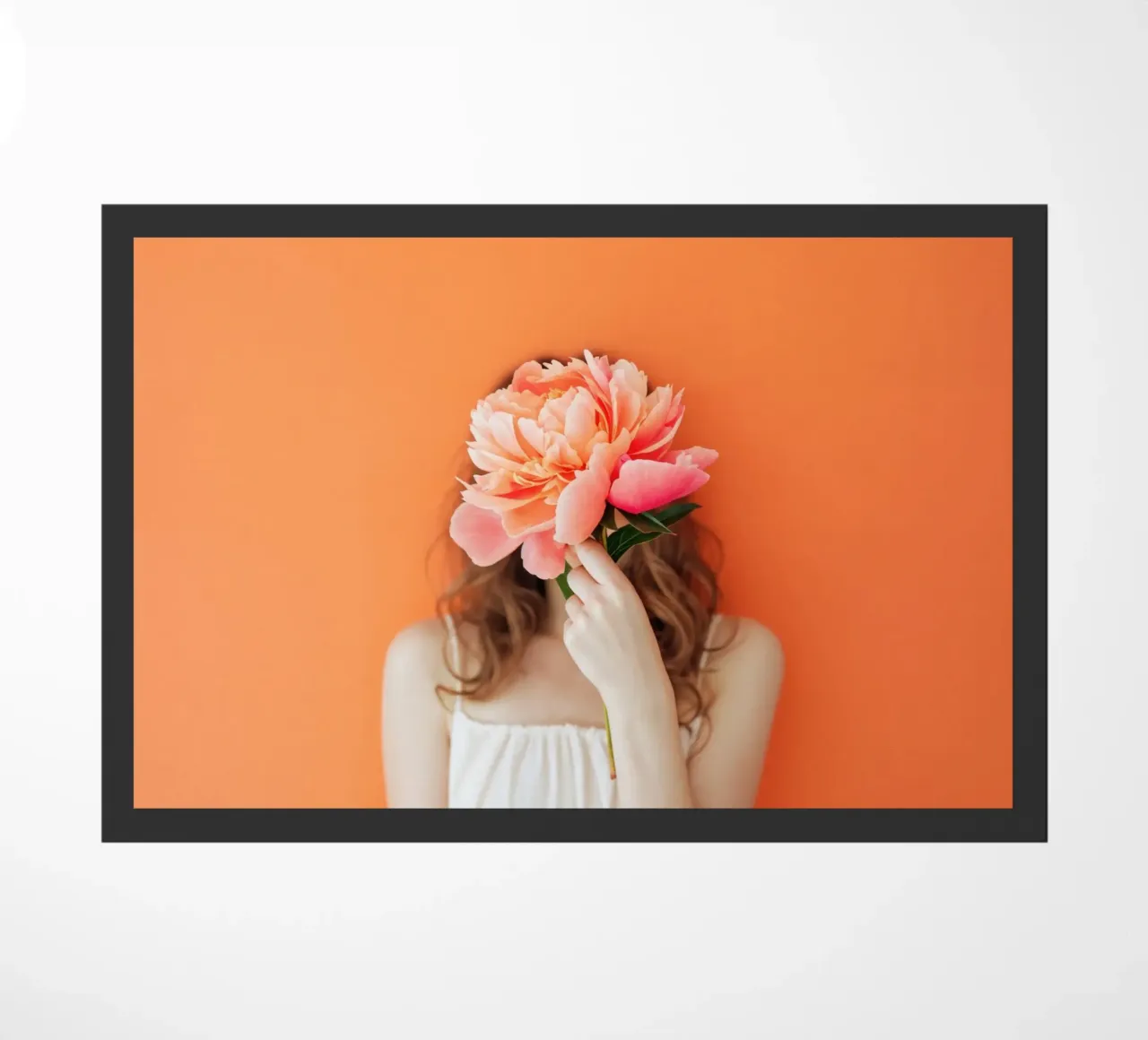 Donna con in mano un fiore di corallo zerbino da Lisa Artifexia