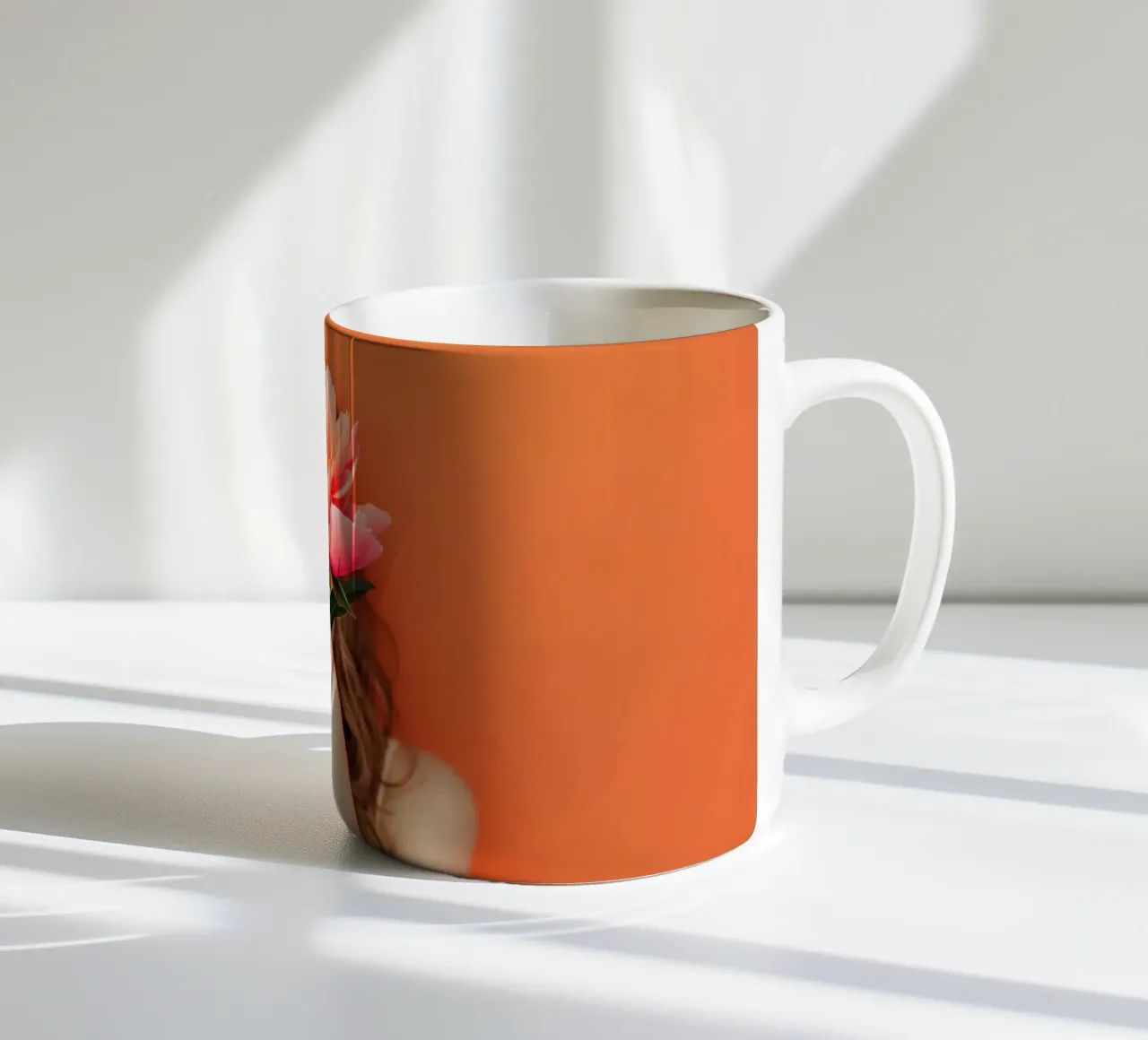 Donna con in mano un fiore di corallo tazza in ceramica da Lisa Artifexia