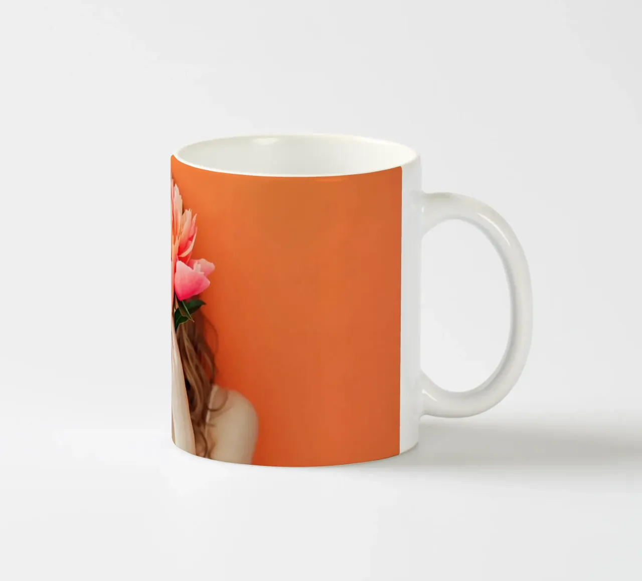 Donna con in mano un fiore di corallo tazza in ceramica da Lisa Artifexia
