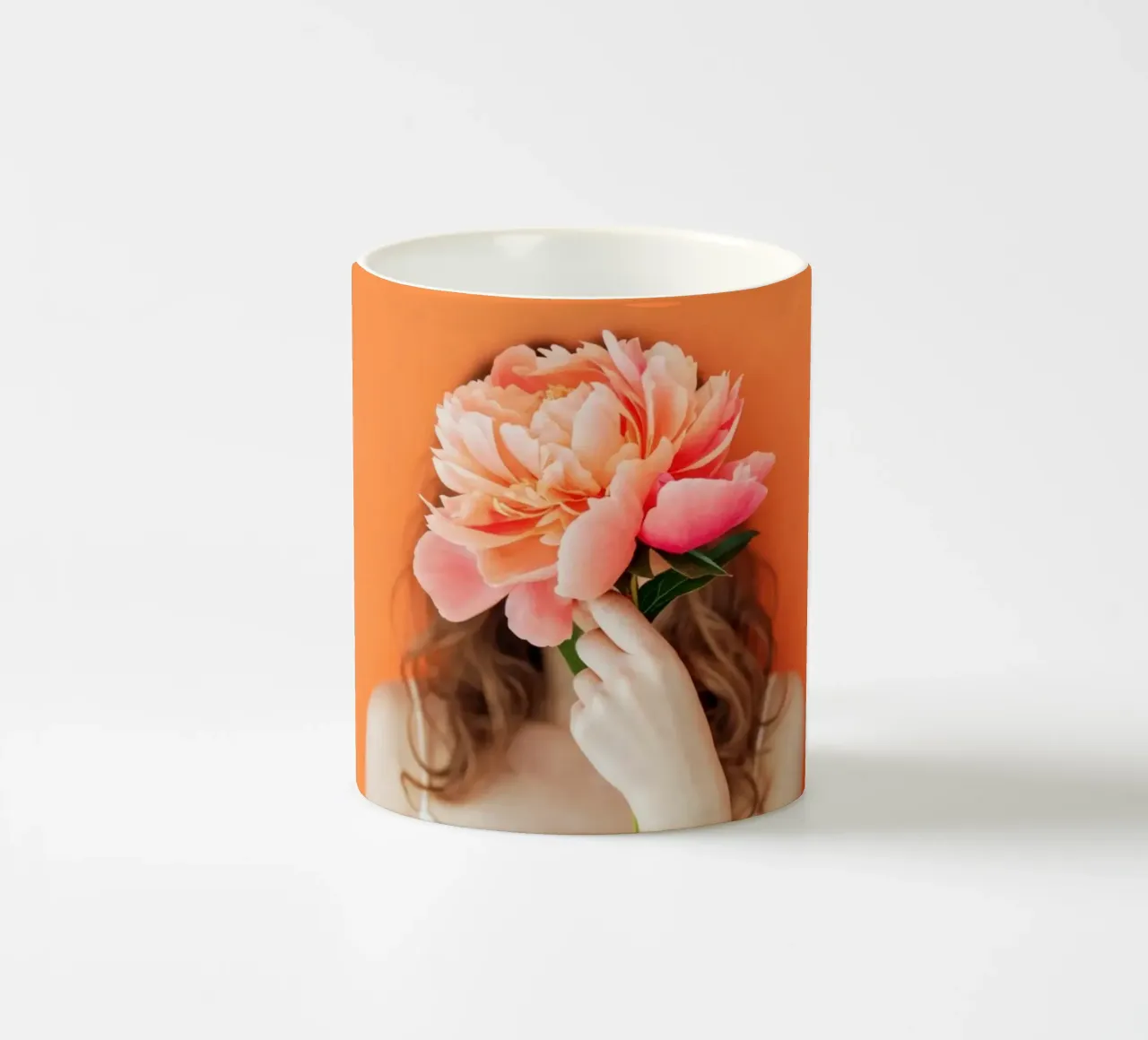 Donna con in mano un fiore di corallo tazza in ceramica da Lisa Artifexia