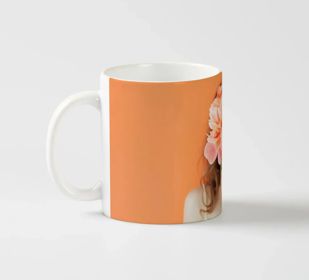 Donna con in mano un fiore di corallo tazza in ceramica da Lisa Artifexia