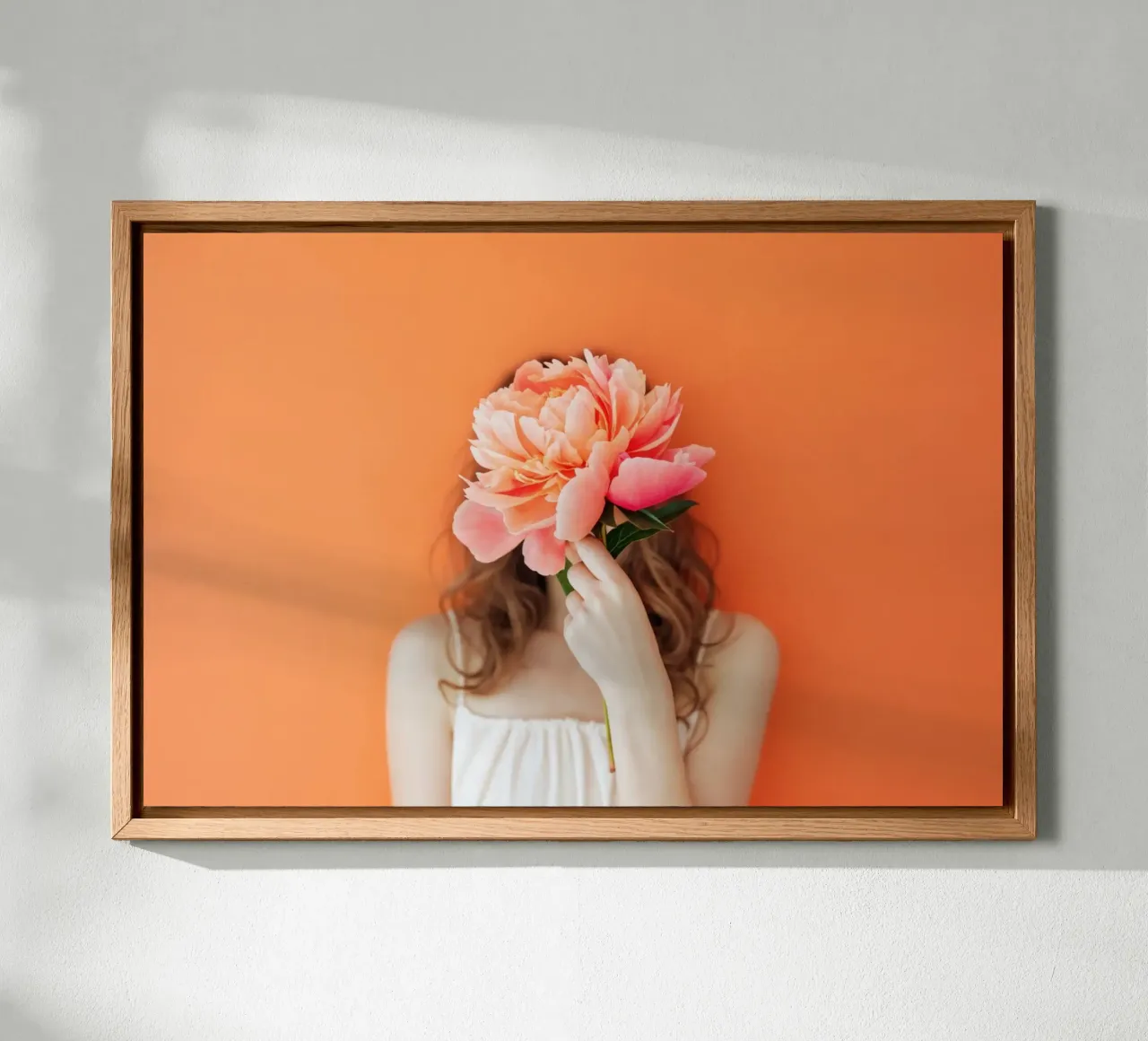 Donna con in mano un fiore di corallo tela con Cornice a cassetta da Lisa Artifexia